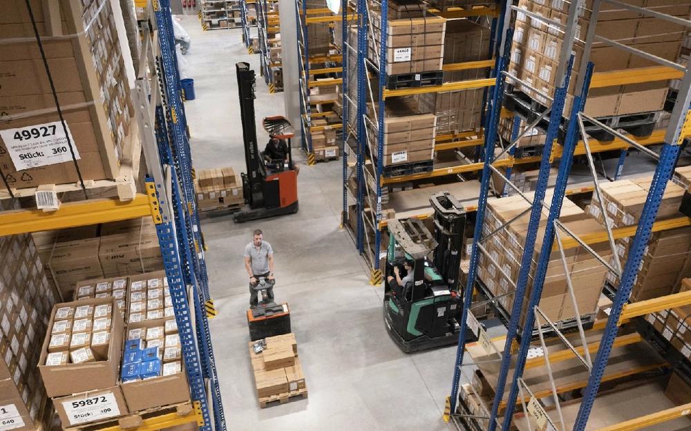 Schnelle IT-Lieferung für den Fachhandel: Logistik & Verfügbarkeit bei ECOM Trading