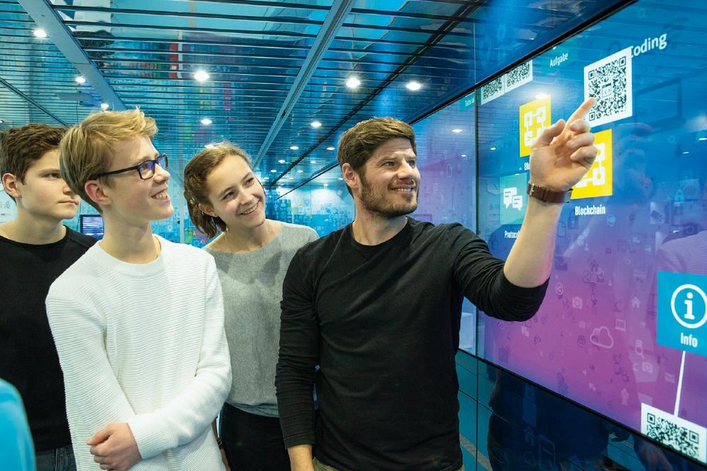 Digital-Truck zeigt in Ulm und Blaustein, mit welchen Technologien wir in Zukunft arbeiten