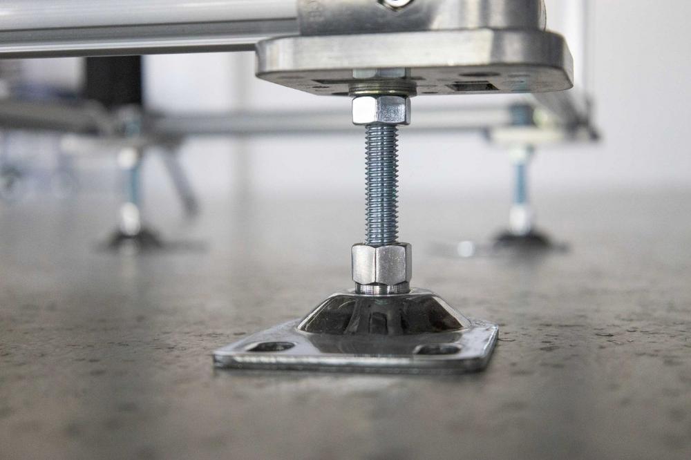 Stellfüße für Lean Production: Stabilität, Höhenausgleich und sichere Arbeitsplatzsysteme richtig planen