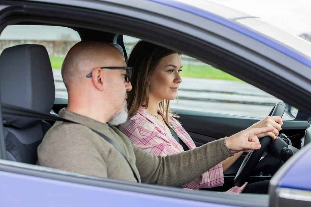 DEVK-Umfrage: Junge Leute begrüßen die Fahrschulreform