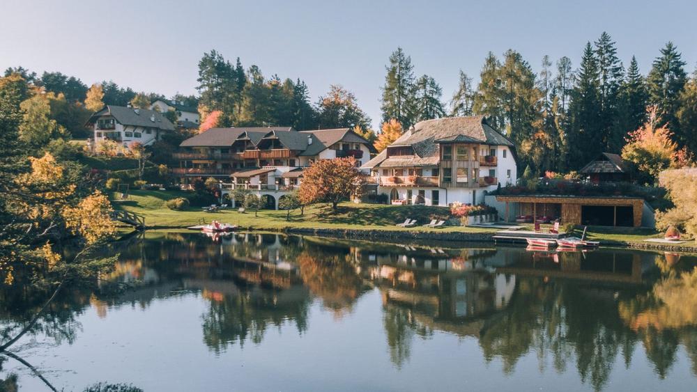 Herbsturlaub in Südtirol: Warum der Ritten am Wolfsgrubener See im Oktober und November leiser wird