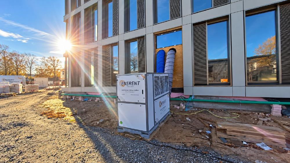 Rohbau ohne fossile Brennstoffe: ENERENT setzt erneut auf mobile Wärmepumpen