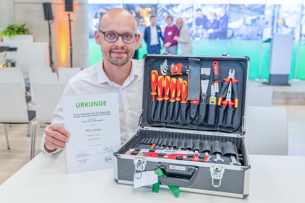 Fachinformatiker Rico Zange ist Preisträger in der Kategorie „Industrieller Elektroberuf“