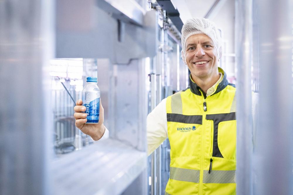 Pioneros: RHODIUS Mineralquellen y KHS hacen realidad un proyecto pionero con botellas de aluminio con cierre resellable