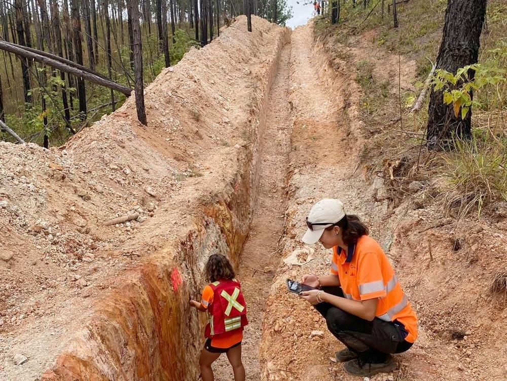 Kalo Gold: Bis zu 16,36 g/t Gold an der Oberfläche – Bohrstart rückt näher