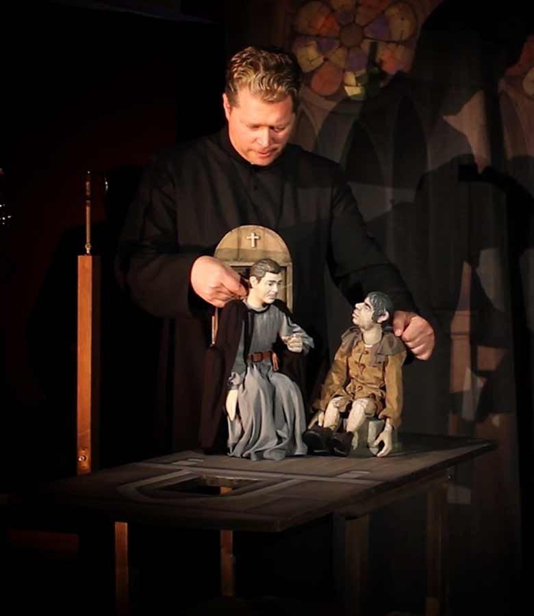 Zwischen großer Tragödie und feiner Komik: Figurentheater für Jugendliche und Erwachsene