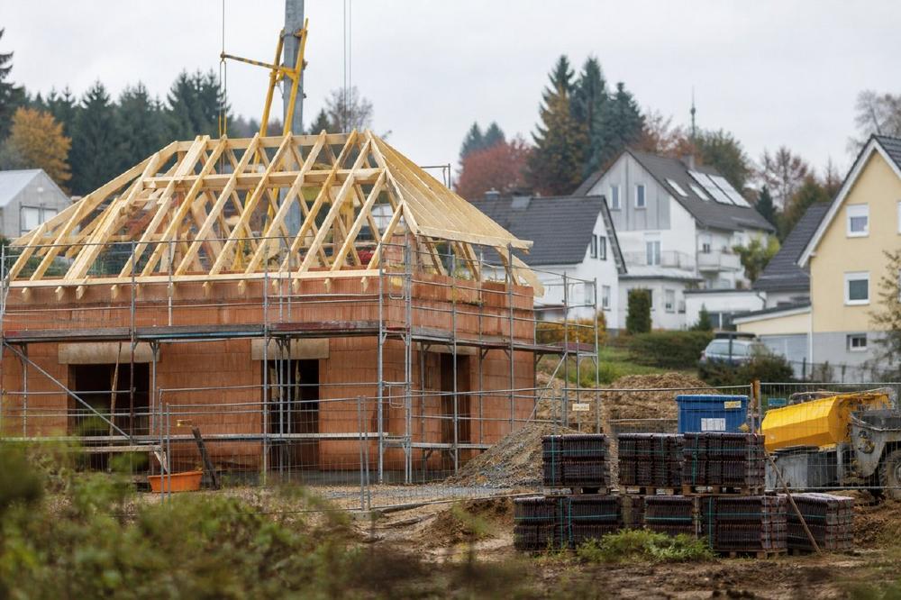 Baugenehmigungen für Wohnungen steigen von Januar bis Juli 2026 um 12,9 Prozent – bei Zweifamilienhäusern beträgt das Plus sogar 25 Prozent