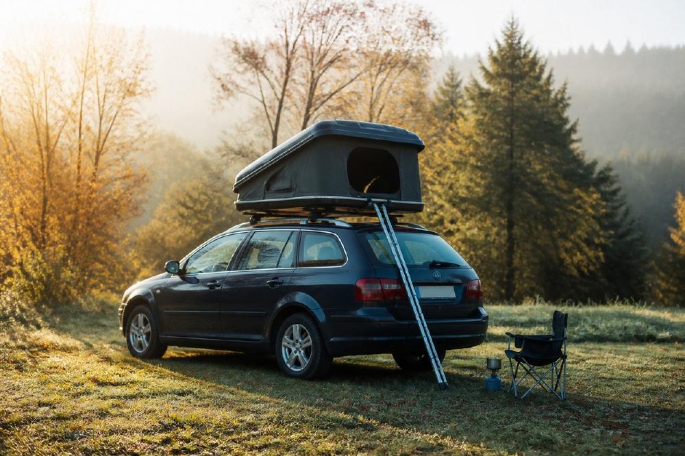 Wohnmobil-Neuzulassungen brechen im August 2026 um 21,4 Prozent ein – der Caravan Salon zählt 259.000 Besucher, das Dachzelt auf dem Pkw rückt nach