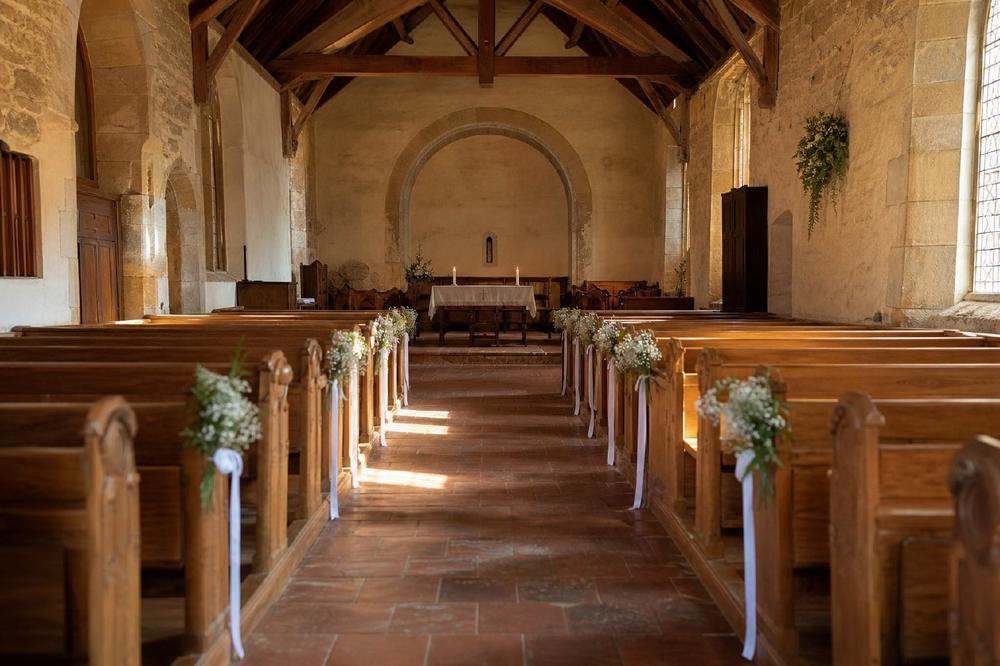 Kirchliche Trauungen 2025: Die katholische Kirche zählt 19.478 Hochzeiten vor dem Altar, 3.035 weniger als im Vorjahr – und drei Wege zum Ehenamen
