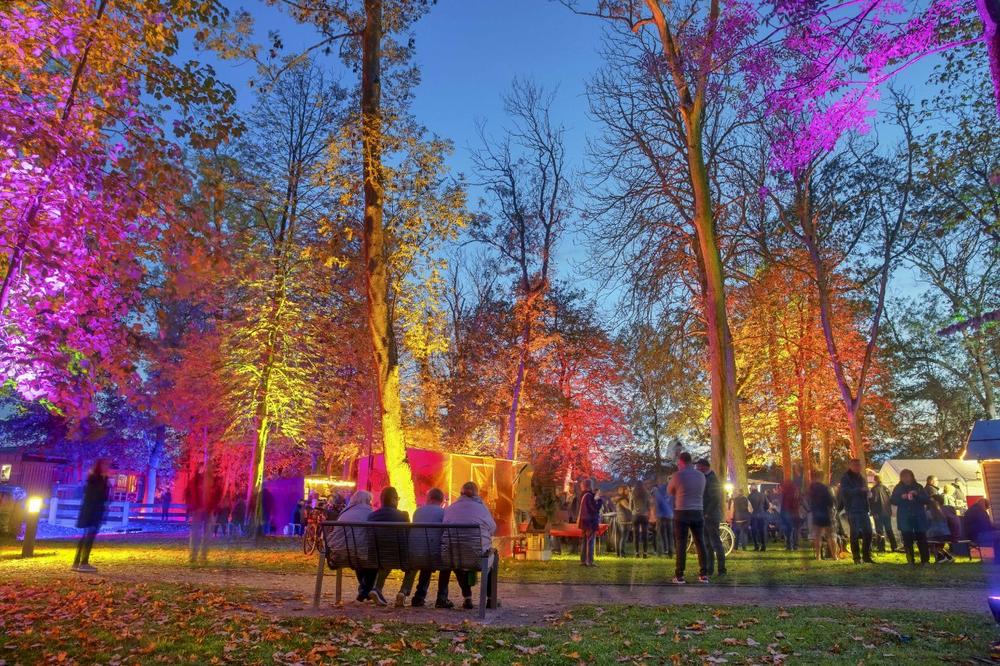 Neuharlingersiel: Lichterfest mit Kunsthandwerkermarkt und Live-Musik am 21. Oktober im Sielhof-Park