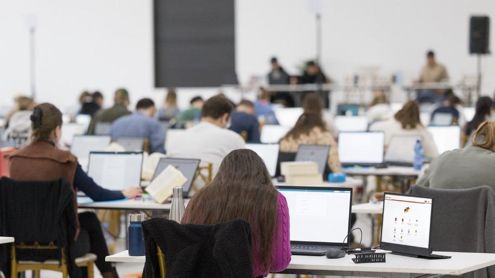 Juristisches Staatsexamen: Rheinland-Pfalz prüft als erstes Bundesland mit digitalen Gesetzestexten
